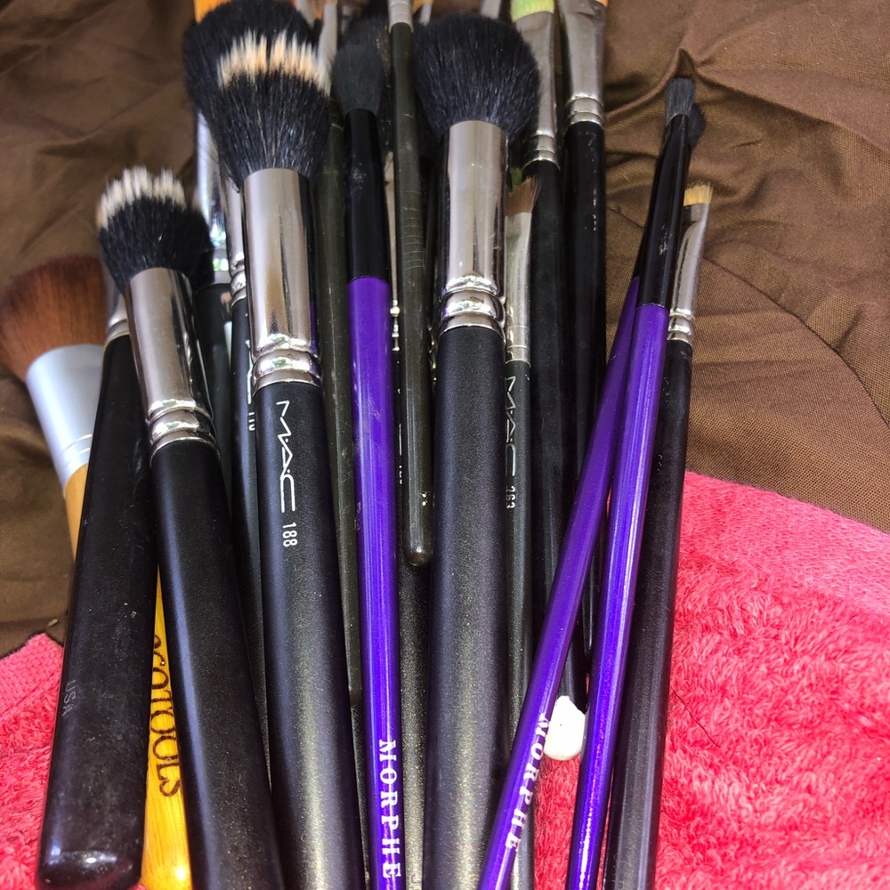 Everything must go $14 each auth mac brushes - Picture 2 of 10
